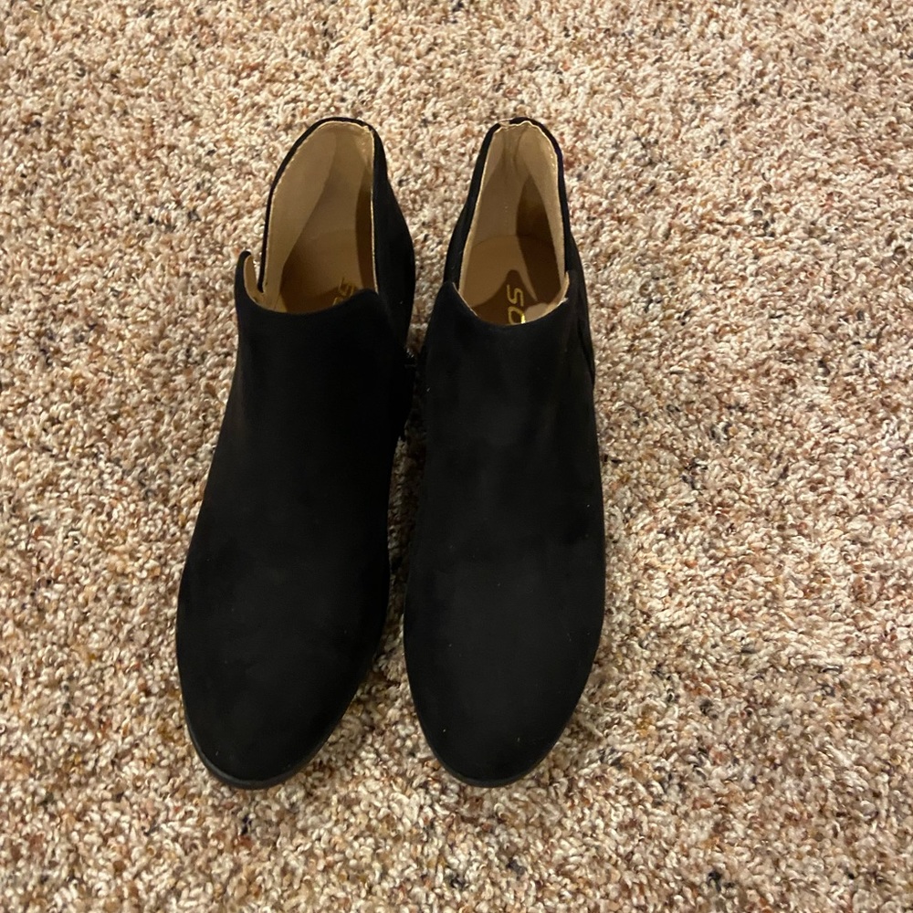 Women’s black booties size 6.5